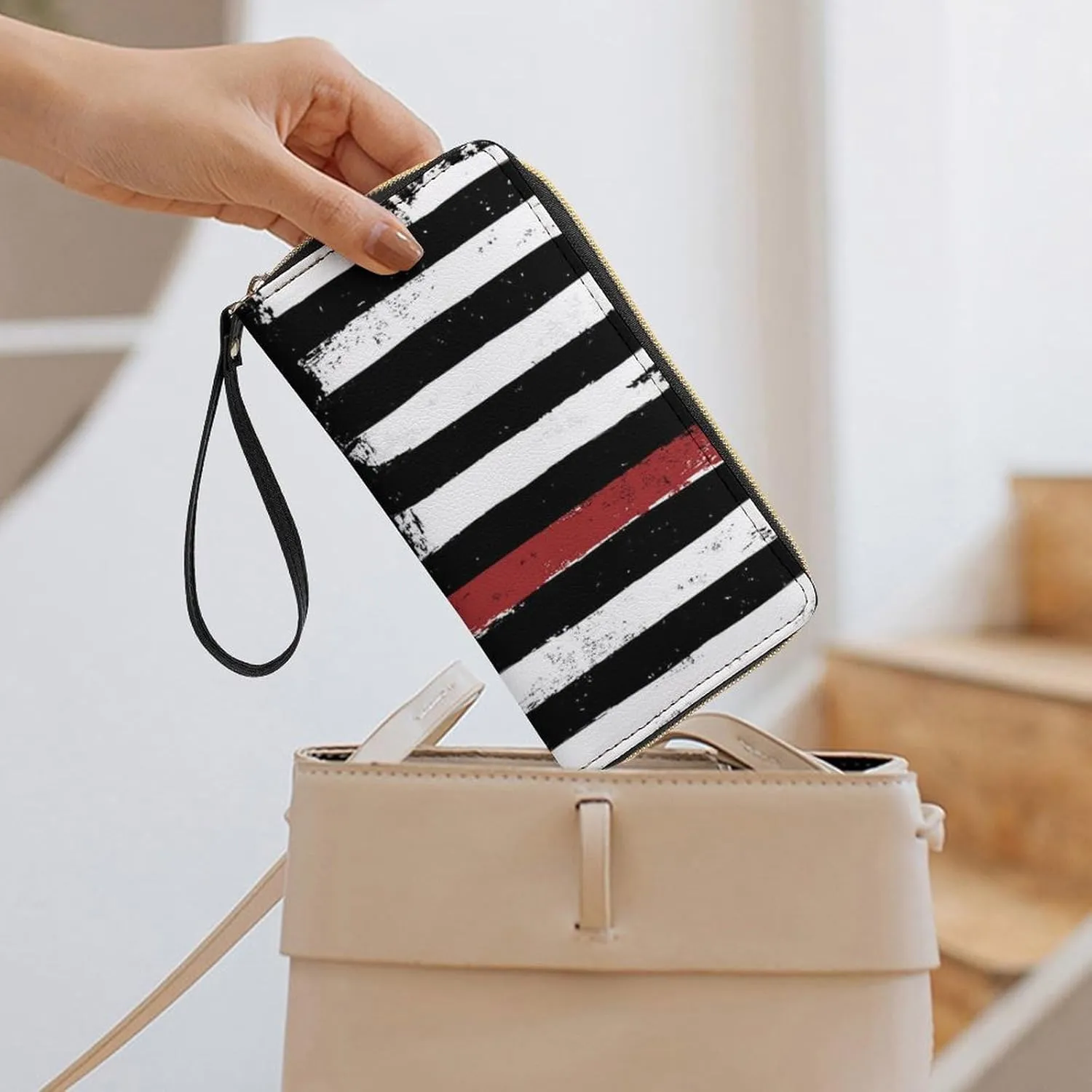 Women's Vintage American Thin Red Line Flag Pattern PU Leather Clutch with Wristlet, 7.8x4.1x1.4 Inch Compact Wallet for Daily Essentials, Fashionable and Functional Design
